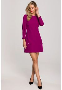 Makover - Krótka sukienka trapezowa z bufiastymi rękawami fioletowa. Okazja: na imprezę. Kolor: fioletowy. Typ sukienki: trapezowe. Styl: elegancki, wizytowy. Długość: mini #1