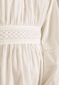 Renee - Biała Sukienka Diomime. Kolor: biały. Materiał: tkanina, koronka. Wzór: haft, aplikacja, koronka, gładki. Styl: boho