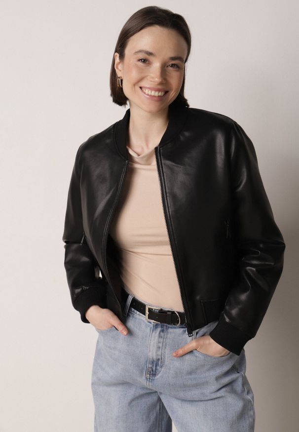 Born2be - Czarna Przejściowa Kurtka Bomberka z Imitacji Skóry Izanelia. Okazja: na co dzień. Kolor: czarny. Materiał: skóra. Wzór: kwiaty. Styl: casual