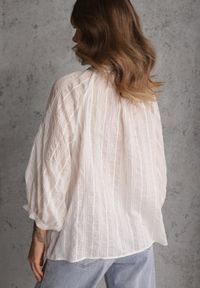 Renee - Biała Wiązana Bluzka w Stylu Boho z Tencelu z Koralikami i Koronką Helotis. Okazja: na co dzień. Kolor: biały. Materiał: koronka. Wzór: koronka. Styl: boho #7