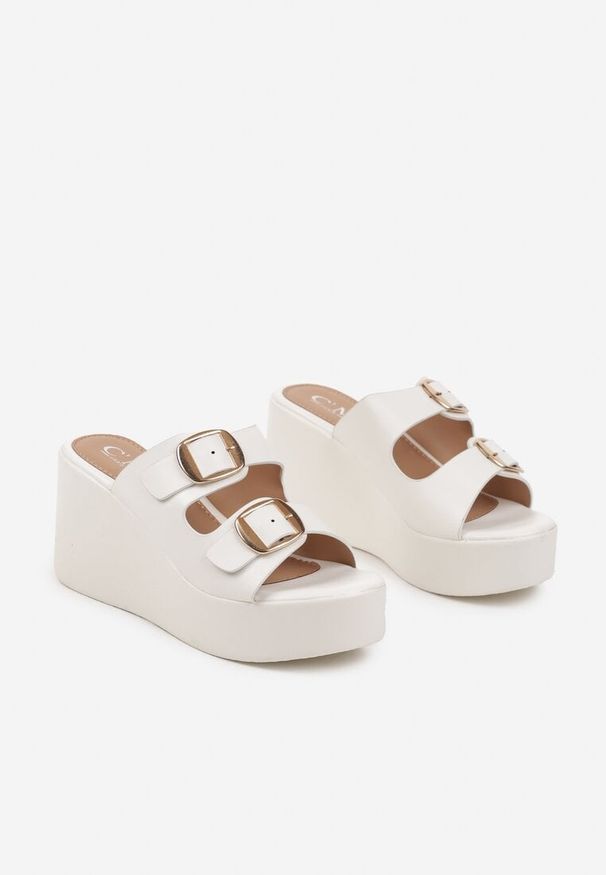 Born2be - Białe Klapki na Koturnie Zapinane na Sprzączki Tovianne. Okazja: na co dzień. Nosek buta: otwarty. Kolor: biały. Materiał: jeans. Obcas: na koturnie. Styl: elegancki, casual. Wysokość obcasa: średni