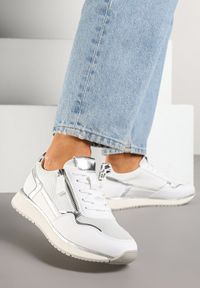 Renee - Białe Sneakersy Ozdobione Suwakiem i Metalicznymi Wstawkami Alua. Okazja: na co dzień. Kolor: biały. Materiał: jeans. Wzór: aplikacja. Sezon: lato, wiosna