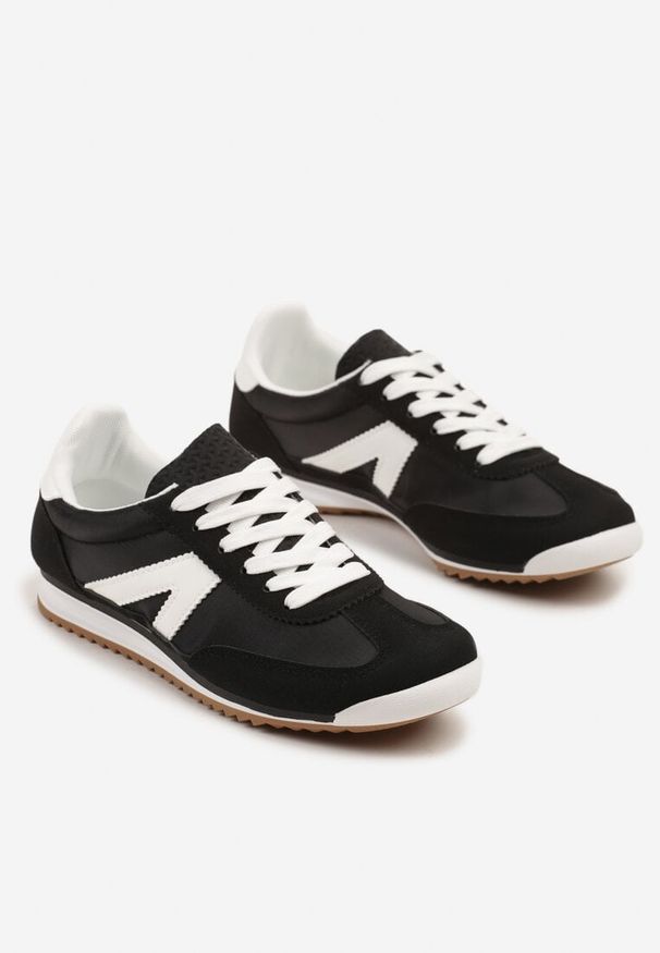 Born2be - Czarne Sneakersy w Stylu Kultowych Tenisówek z Ozdobnymi Przeszyciami Valtewi. Okazja: na co dzień. Kolor: czarny. Materiał: jeans. Wzór: aplikacja. Obcas: na płaskiej podeszwie
