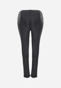 Born2be - Czarne Spodnie Push-Up z Imitacji Skóry Ocieplone Neco. Okazja: na co dzień. Kolekcja: plus size. Kolor: czarny. Materiał: skóra. Wzór: aplikacja. Sezon: zima, jesień. Styl: casual #4