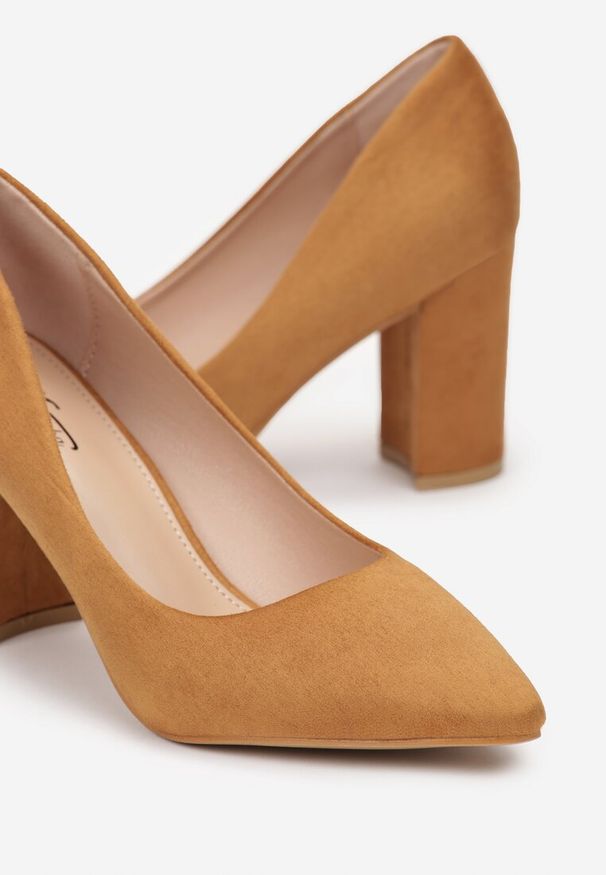 Renee - Brązowe Czółenka o Klasycznym Fasonie z Imitacji Zamszu na Słupku Braila. Nosek buta: szpiczasty. Kolor: brązowy. Materiał: zamsz. Obcas: na słupku. Styl: klasyczny