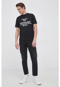 Trussardi Jeans - Trussardi T-shirt bawełniany kolor czarny z nadrukiem. Kolor: czarny. Materiał: bawełna. Wzór: nadruk