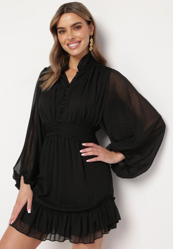 Born2be - Czarna Rozkloszowana Sukienka z Falbanką Harlin. Kolor: czarny. Długość: mini