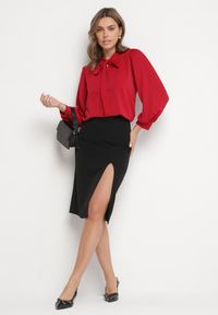 Born2be - Czerwona Bluzka z Bufiastymi Rękawami i Wiązaniem przy Szyi Gonithra. Okazja: na co dzień. Kolor: czerwony. Materiał: jeans. Styl: klasyczny, casual