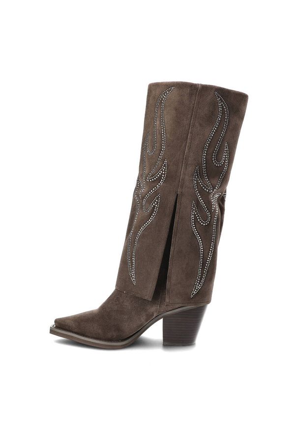 Brązowe Kozaki Alma En Pena Eleganckie Buty Damskie. Zapięcie: zamek. Kolor: brązowy. Materiał: jeans, materiał, skóra. Wzór: aplikacja. Sezon: jesień, zima. Styl: elegancki