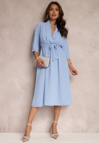 Renee - Jasnoniebieska Sukienka Canopis. Typ kołnierza: dekolt kopertowy. Kolor: niebieski. Materiał: tkanina, materiał. Typ sukienki: kopertowe. Styl: elegancki. Długość: midi