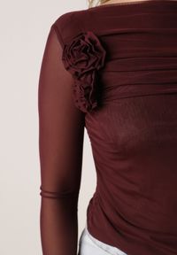 Born2be - Bordowa Bluzka Siateczkowa z Marszczeniem i Kwiatową Aplikacją Nelimor. Okazja: na co dzień. Kolor: czerwony. Materiał: bawełna, jeans. Wzór: aplikacja, kwiaty. Styl: casual, elegancki #4