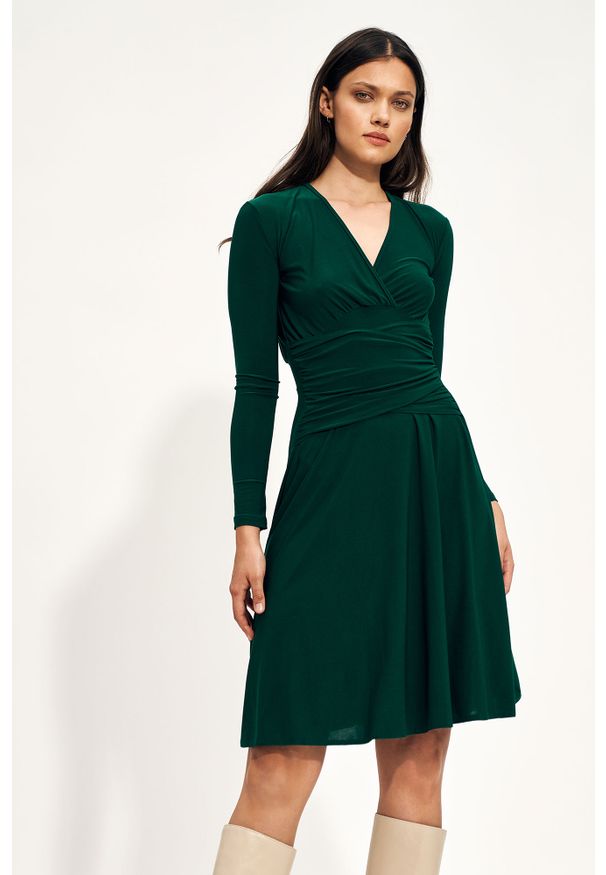 Nife - Nietuzinkowa Sukienka z Kopertowym Dekoltem - Zielona. Kolor: zielony. Materiał: poliester, elastan. Typ sukienki: kopertowe
