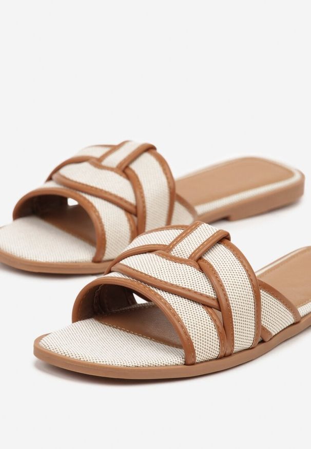 Renee - Brązowo-Beżowe Klapki z Ozdobnymi Paskami Silferia. Okazja: na co dzień. Kolor: brązowy. Materiał: jeans. Wzór: paski. Sezon: lato. Obcas: na obcasie. Styl: casual. Wysokość obcasa: niski