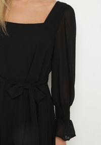 Born2be - Czarna Sukienka Vices z Siateczkowymi Rękawami i Wiązanym Paskiem Resnala. Okazja: na co dzień. Typ kołnierza: dekolt kwadratowy. Kolor: czarny. Materiał: materiał. Typ sukienki: rozkloszowane. Styl: casual, elegancki #4