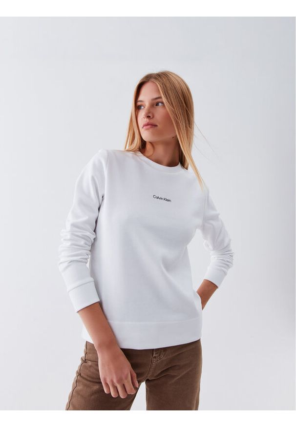 Calvin Klein Bluza Micro Logo K20K205453 Biały Regular Fit. Kolor: biały. Materiał: bawełna, syntetyk
