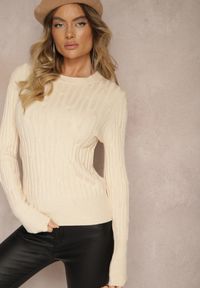 Renee - Beżowy Sweter z Wiskozą i Ozdobnym Splotem Saviana. Okazja: na co dzień. Kolor: beżowy. Materiał: wiskoza. Długość rękawa: długi rękaw. Długość: długie. Wzór: ze splotem. Styl: elegancki, casual #5