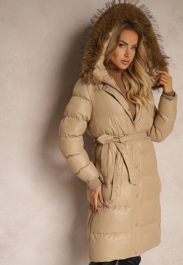 Renee - Beżowa Kurtka Pikowana o Długim Kroju z Kapturem Wiązana w Pasie z Odpinanym Futerkiem Phorira. Okazja: na co dzień. Typ kołnierza: kaptur. Kolor: beżowy. Materiał: futro. Długość: długie. Styl: wizytowy, casual, elegancki