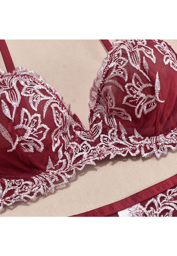 Intica - Komplet bielizny z haftem i usztywnianymi miseczkami Airi. Kolor: czerwony. Materiał: materiał. Wzór: haft