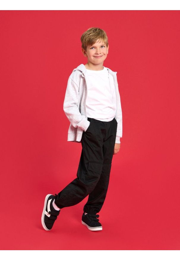 Sinsay - Jeansy z kieszeniami na kolanach - czarny. Kolor: czarny