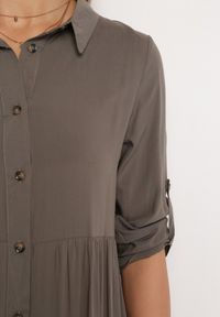 Born2be - Ciemnozielona Rozkloszowana Sukienka Maxi z Bawełny w Koszulowym Stylu Onecca. Okazja: na co dzień. Kolor: zielony. Materiał: bawełna. Wzór: aplikacja. Typ sukienki: koszulowe. Styl: casual. Długość: maxi #3