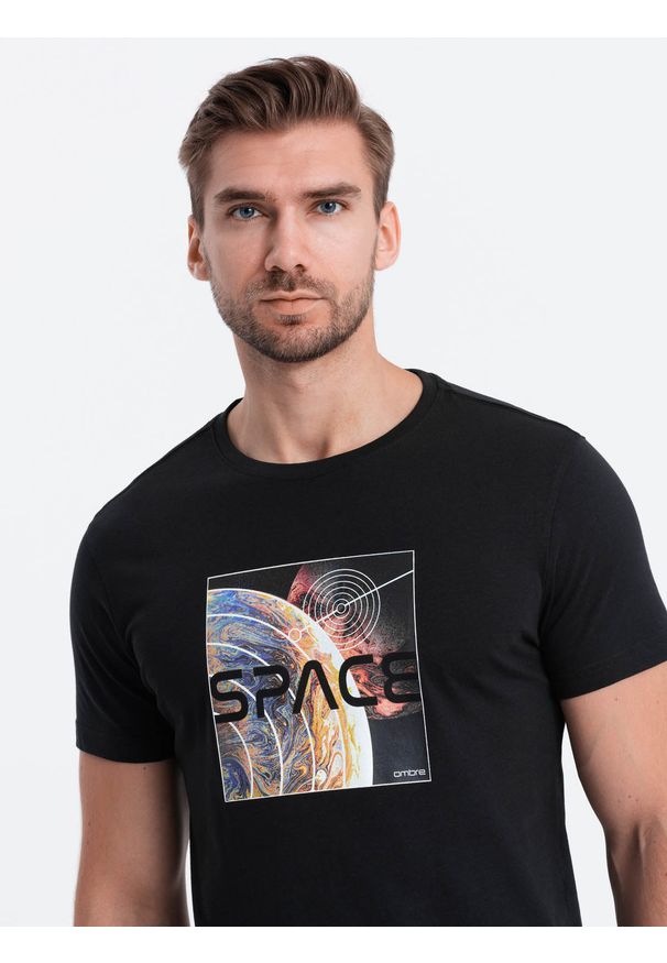 Ombre Clothing - T-shirt męski bawełniany z nadrukiem kosmosu - czarny V1 - Rozmiar: S. Kolor: czarny. Materiał: bawełna. Długość rękawa: krótki rękaw. Długość: krótkie. Wzór: nadruk. Styl: klasyczny