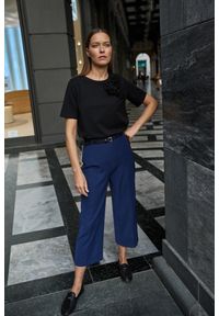 MOODO - Spodnie z paskiem granatowe. Kolor: niebieski. Materiał: poliester, elastan #1
