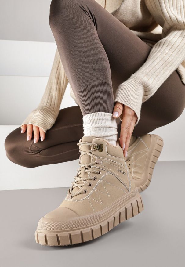 Born2be - Ciemnobeżowe Botki Trapery Vices na Grubej Tłoczonej Podeszwie z Przeszyciami Amarrise. Okazja: na co dzień. Kolor: beżowy. Materiał: jeans. Styl: casual