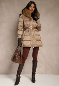 Renee - Ciemnobeżowa Pikowana Kurtka z Paskiem i Kapturem z Futerkiem Lilittia. Kolor: beżowy. Materiał: futro. Sezon: zima. Styl: elegancki #5
