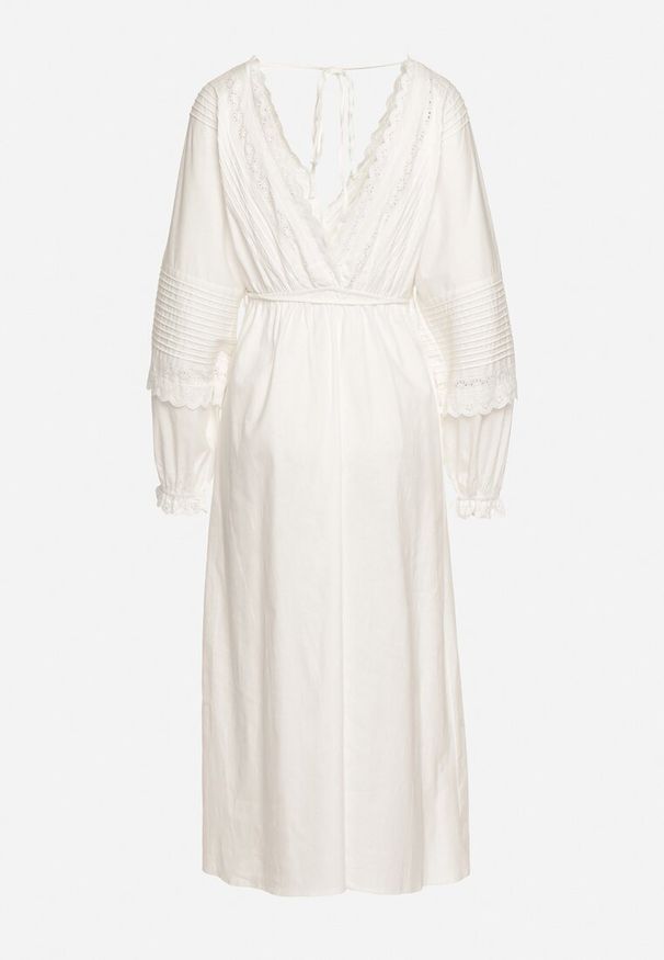 Born2be - Biała Bawełniana Sukienka z Koronkowymi Akcentami z Gumką w Pasie i Materiałowym Paskiem Jariena. Typ kołnierza: dekolt w kształcie V. Kolor: biały. Materiał: materiał, koronka, bawełna. Wzór: aplikacja