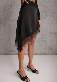 Renee - Czarna Asymetryczna Spódnica z Satyny Zdobiona Koronką Katarva. Okazja: na co dzień, na imprezę. Kolor: czarny. Materiał: koronka, satyna. Wzór: aplikacja, koronka. Styl: elegancki, casual #6