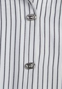 Born2be - Biała Klasyczna Koszula z Bawełną w Paski Zapinana na Ozdobne Guziki Doriareida. Okazja: na co dzień, na spacer. Kolor: biały. Materiał: bawełna. Wzór: paski. Styl: klasyczny #3