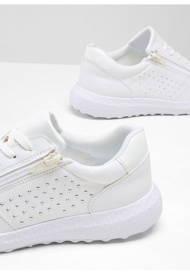 bonprix - Sneakersy z błyszczącymi kamieniami. Kolor: biały