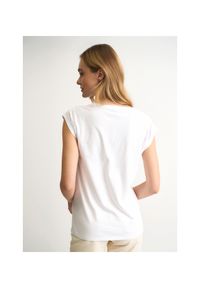 Ochnik - Biały T-shirt ze złotym nadrukiem damski. Kolor: biały. Materiał: bawełna. Wzór: nadruk #3