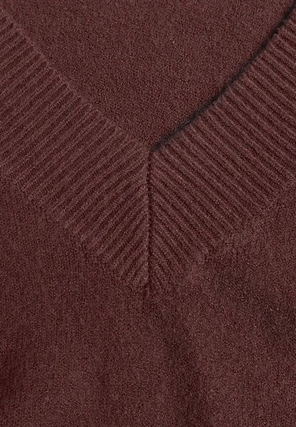 Renee - Brązowy Klasyczny Sweter z Wiskozą i Kaszmirem Marirra. Okazja: do pracy, na co dzień. Typ kołnierza: dekolt w serek. Kolor: brązowy. Materiał: wiskoza, kaszmir. Styl: klasyczny