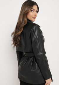 Born2be - Czarna Kurtka Płaszcz z Ekoskóry Taliowana z Paskiem Pilvia. Kolor: czarny #3