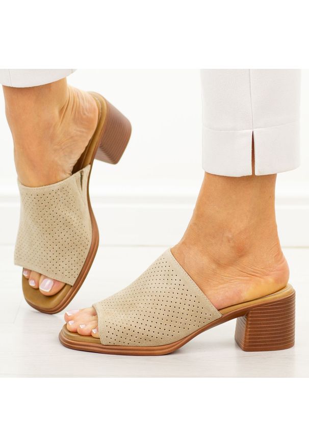 Beżowe skórzane klapki damskie na obcasie T.Sokolski 365. Okazja: na co dzień. Kolor: beżowy. Materiał: skóra, zamsz. Sezon: wiosna, lato. Obcas: na obcasie. Styl: elegancki, casual, wizytowy. Wysokość obcasa: średni