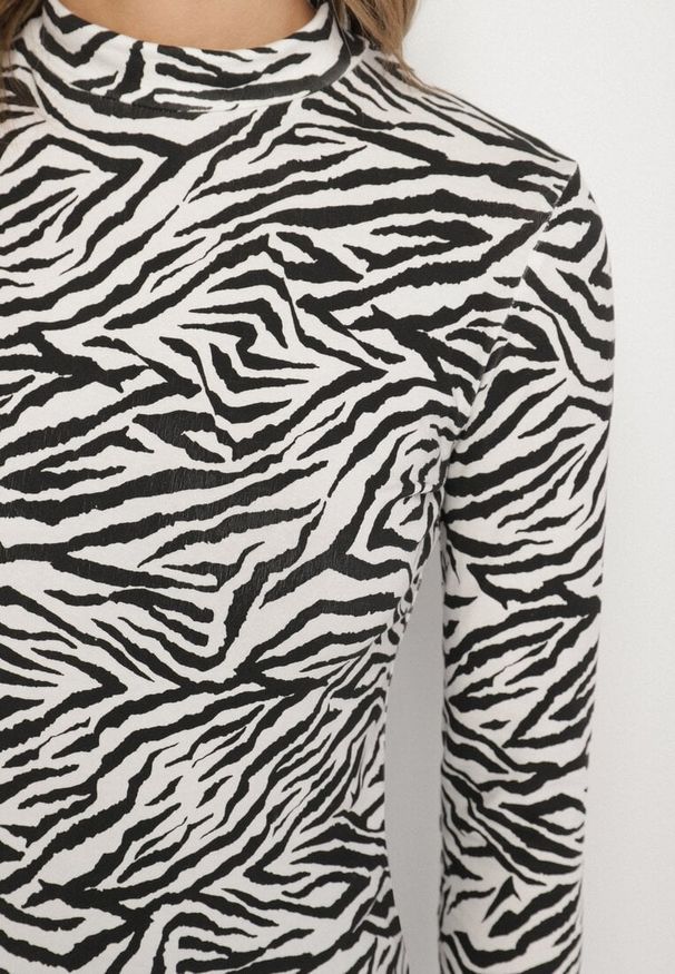 Born2be - Czarno-Biała Bawełniana Bluzka Golf z Długim Rękawem w Zebrę Velmire. Okazja: na co dzień, na imprezę. Typ kołnierza: golf. Kolor: czarny. Materiał: bawełna. Długość rękawa: długi rękaw. Długość: długie. Wzór: motyw zwierzęcy. Styl: klasyczny, casual, elegancki