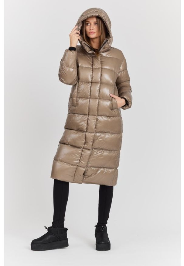 Hetrego - HETREGO Beżowy damski płaszcz puchowy Tara Woman Oversized Quilted Coat. Kolor: beżowy. Materiał: puch. Długość rękawa: długi rękaw. Długość: długie