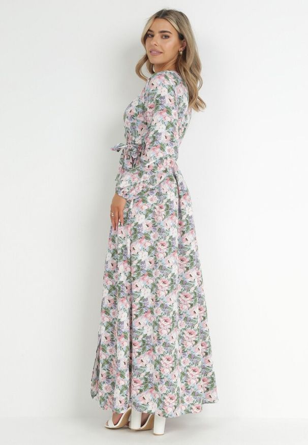 Born2be - Jasnoniebieska Sukienka Partharpia. Typ kołnierza: kokarda. Kolor: niebieski. Materiał: tkanina, materiał. Wzór: kolorowy, aplikacja, kwiaty. Typ sukienki: rozkloszowane, kopertowe. Długość: maxi