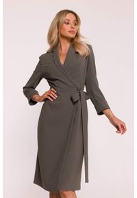 Stylove - Elegancka sukienka ołówkowa kopertowa z wiązaniem khaki. Okazja: do pracy, na spotkanie biznesowe. Typ kołnierza: dekolt kopertowy, typu klepsydra, dekolt w kształcie V. Kolor: beżowy, brązowy. Materiał: wiskoza, tkanina, poliester, elastan. Wzór: gładki. Typ sukienki: ołówkowe, kopertowe. Styl: elegancki. Długość: midi