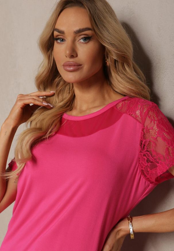 Renee - Różowy Wiskozowy T-shirt Koszulka z Krótkim Rękawem i Koronką Liada. Kolor: różowy. Materiał: koronka, wiskoza. Długość rękawa: krótki rękaw. Długość: krótkie. Wzór: koronka. Sezon: lato