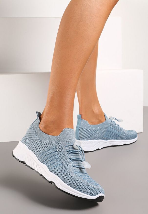 Renee - Jasnoniebieskie Buty Sportowe Ściągane Gumką Ozdobione Metaliczną Nicią Rianelle. Kolor: niebieski. Wzór: aplikacja. Sport: fitness