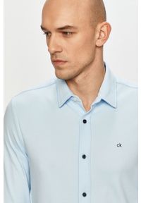 Calvin Klein - Koszula bawełniana. Okazja: na co dzień. Typ kołnierza: kołnierzyk klasyczny. Kolor: niebieski. Materiał: bawełna. Długość rękawa: długi rękaw. Długość: długie. Wzór: gładki. Styl: casual, klasyczny #1