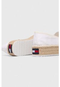 Tommy Jeans espadryle FLATFORM ESPADRILLE kolor biały na platformie EN0EN02078. Nosek buta: okrągły. Kolor: biały. Materiał: bawełna, guma. Obcas: na platformie #4