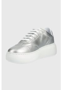 Armani Exchange sneakersy skórzane kolor srebrny. Nosek buta: okrągły. Zapięcie: sznurówki. Kolor: srebrny. Materiał: skóra. Obcas: na platformie