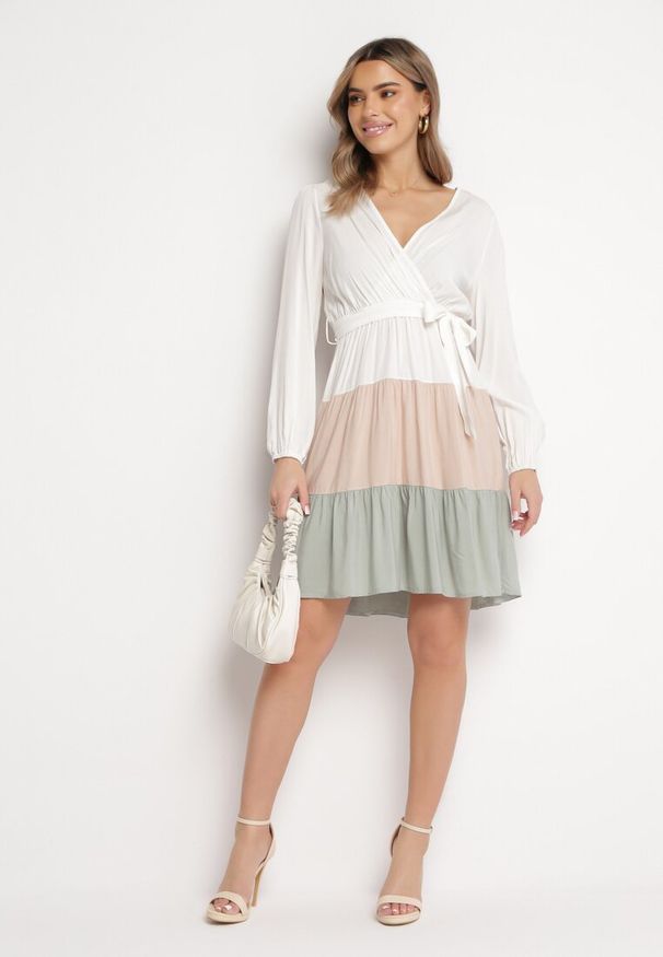 Born2be - Biało-Zielona Sukienka Mini Z Gumką w Paskiem w Talii Tixia. Kolor: biały. Długość: mini