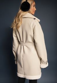 Renee - Jasnobeżowy Płaszcz Dwurzędowy z Imitacji Skóry Clachee. Kolor: beżowy. Materiał: futro, skóra ekologiczna. Wzór: paski, aplikacja