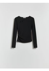 Reserved - Bluzka z ozdobnym detalem - czarny. Kolor: czarny. Materiał: dzianina, wiskoza #1