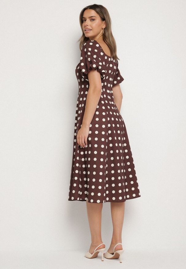Born2be - Brązowa Rozkloszowana Sukienka Vices w Grochy z Dekoltem Typu Hiszpanka Zimina. Okazja: na co dzień. Typ kołnierza: dekolt hiszpanka. Kolor: brązowy. Materiał: skóra, materiał. Wzór: grochy. Typ sukienki: proste. Styl: casual, klasyczny
