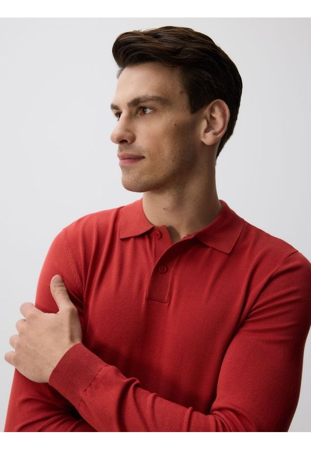 Reserved - Wiskozowy sweter polo - intenstywna czerwień. Typ kołnierza: polo. Kolor: czerwony. Materiał: wiskoza